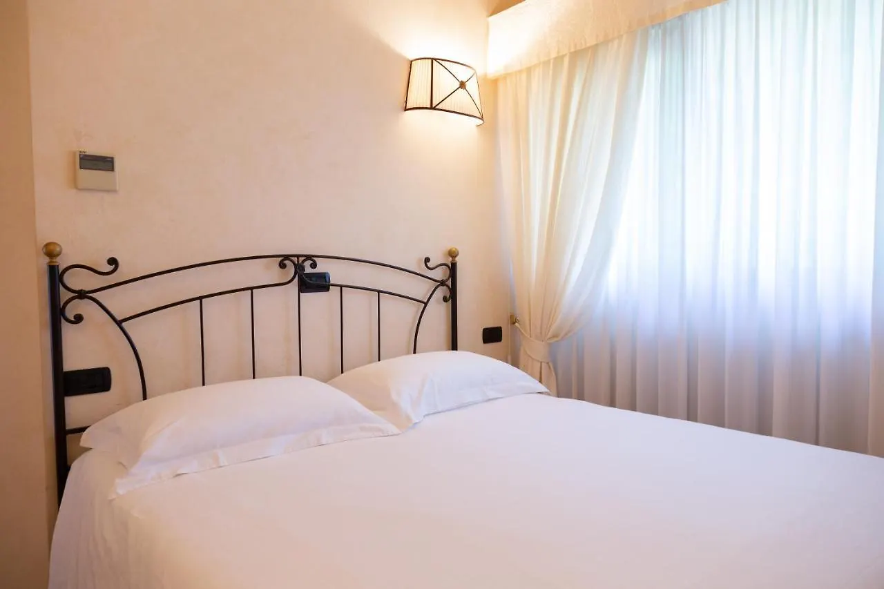 Villa Rolls - Porzione Di Villa Con Piscina,Giardino E Parcheggi Riccione